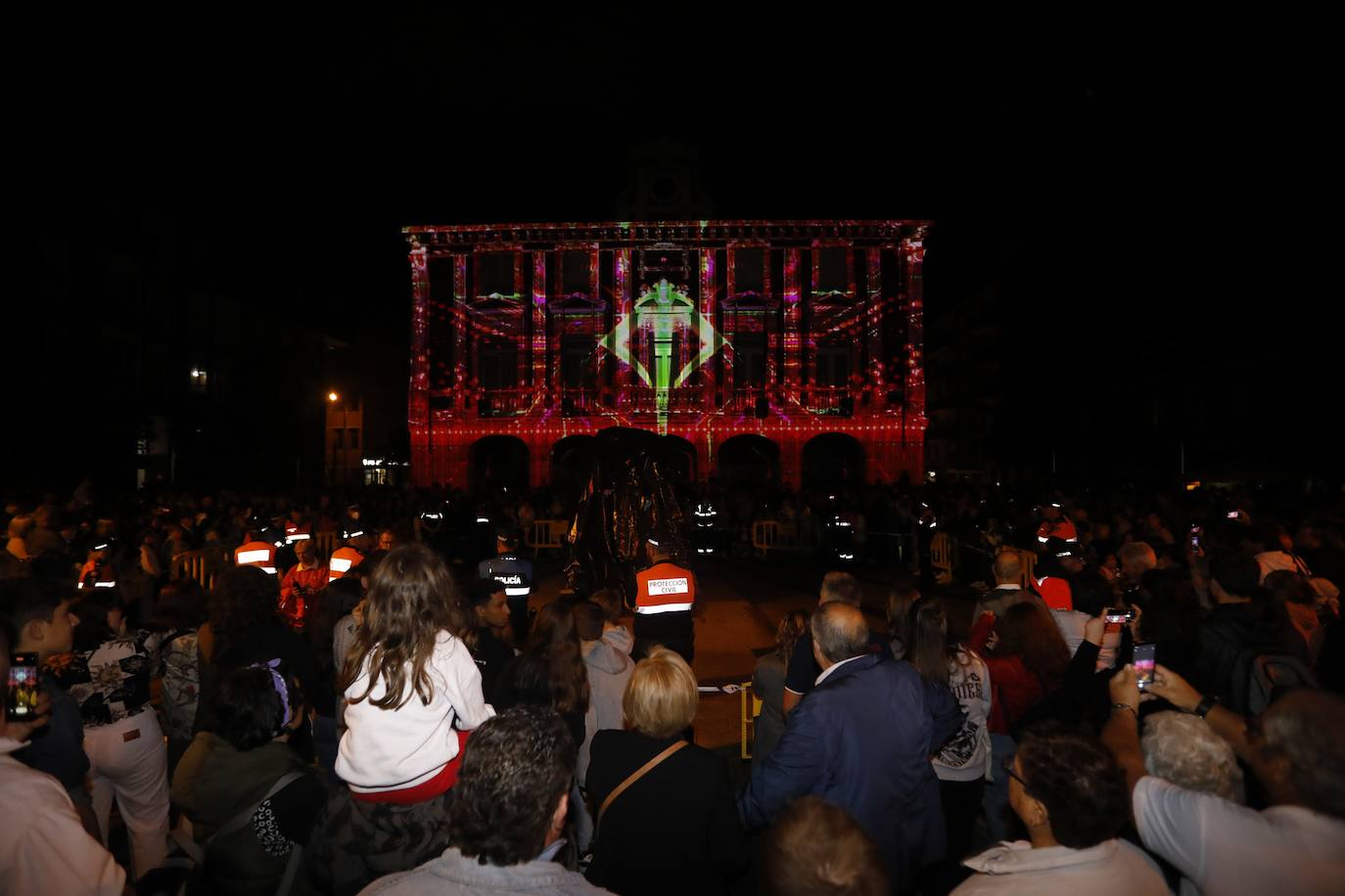 De nuevo noche de folixa. Después de dos años de parón por la pandemia, Asturias volvió a iluminarse por las llamas de las múltiples hogueras de la región en la noche más corta del año, a pesar de la lluvia.