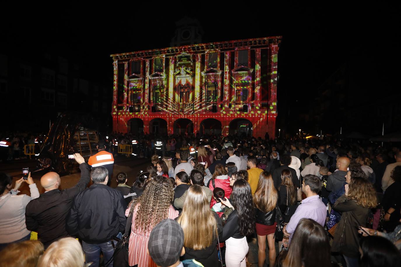 De nuevo noche de folixa. Después de dos años de parón por la pandemia, Asturias volvió a iluminarse por las llamas de las múltiples hogueras de la región en la noche más corta del año, a pesar de la lluvia.