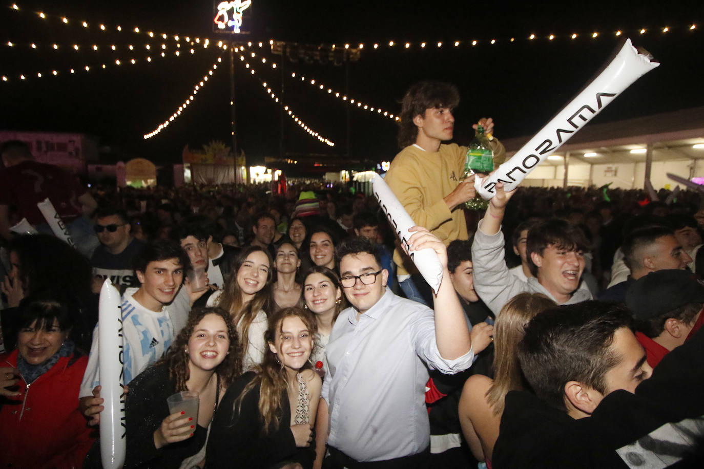 La orquesta amenizó la noche de San Juan a multitud de gijoneses.