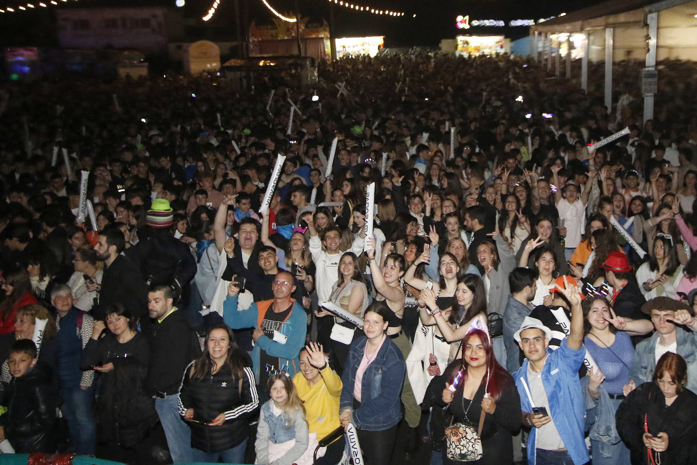 La orquesta amenizó la noche de San Juan a multitud de gijoneses.