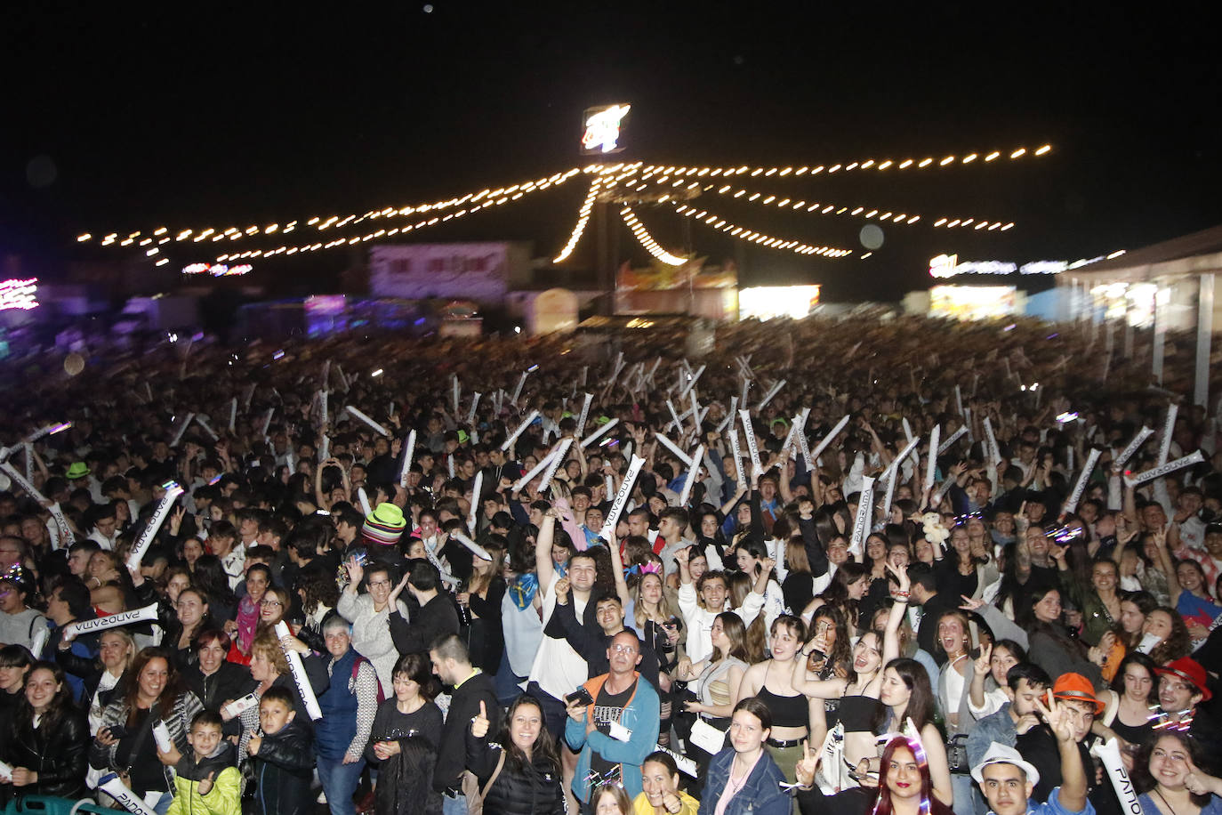 La orquesta amenizó la noche de San Juan a multitud de gijoneses.