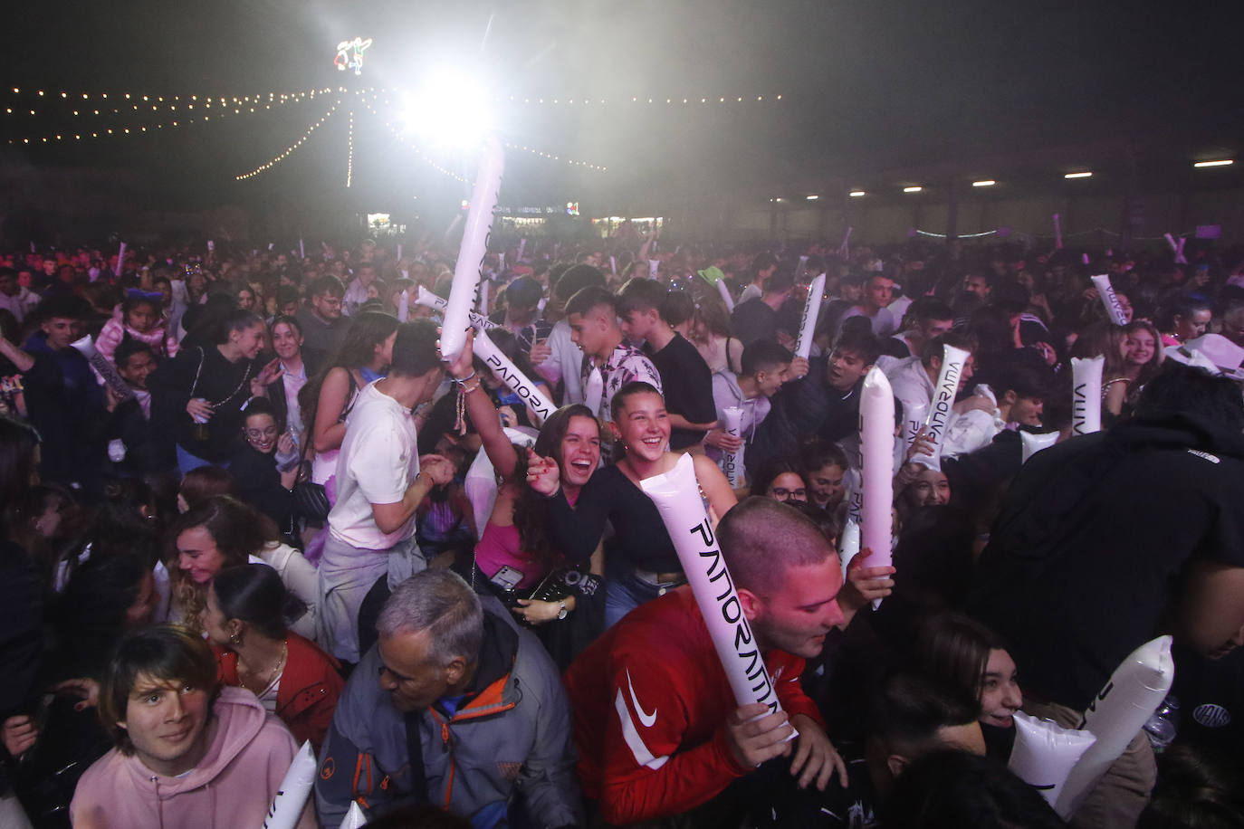 La orquesta amenizó la noche de San Juan a multitud de gijoneses.