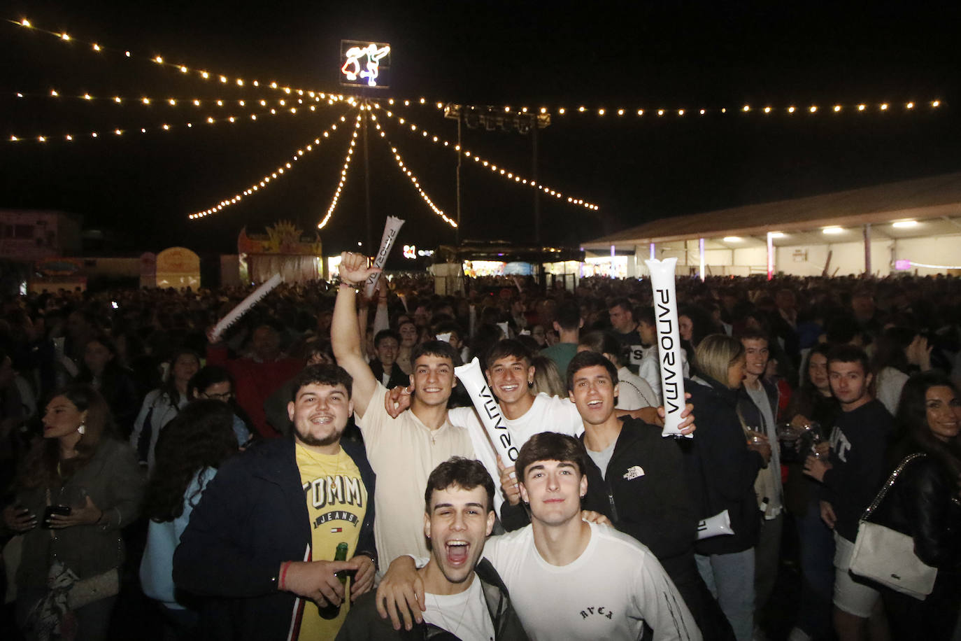 La orquesta amenizó la noche de San Juan a multitud de gijoneses.