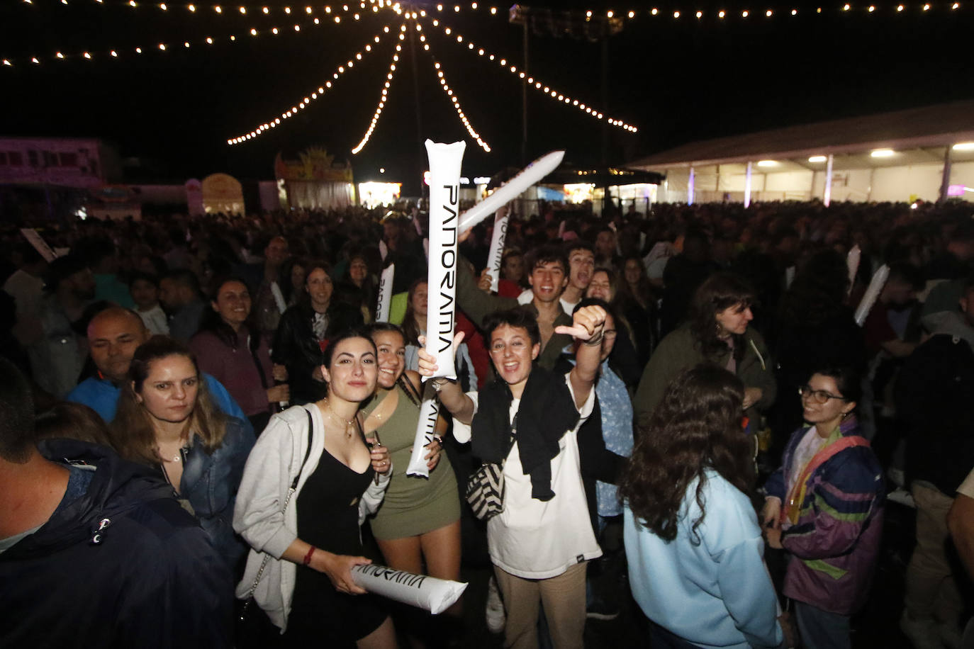 La orquesta amenizó la noche de San Juan a multitud de gijoneses.