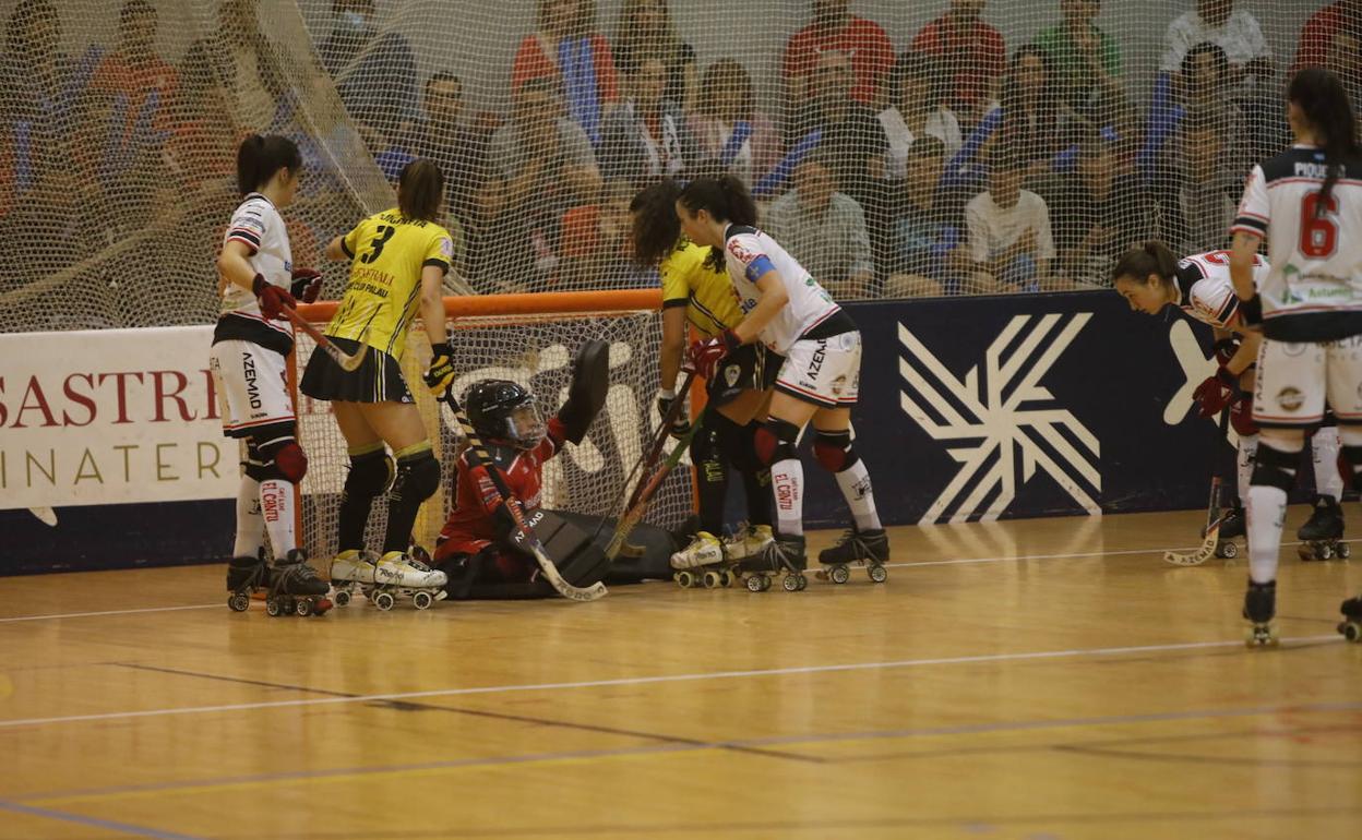 Fernanda Hidalgo trata de evitar un gol del Palau.