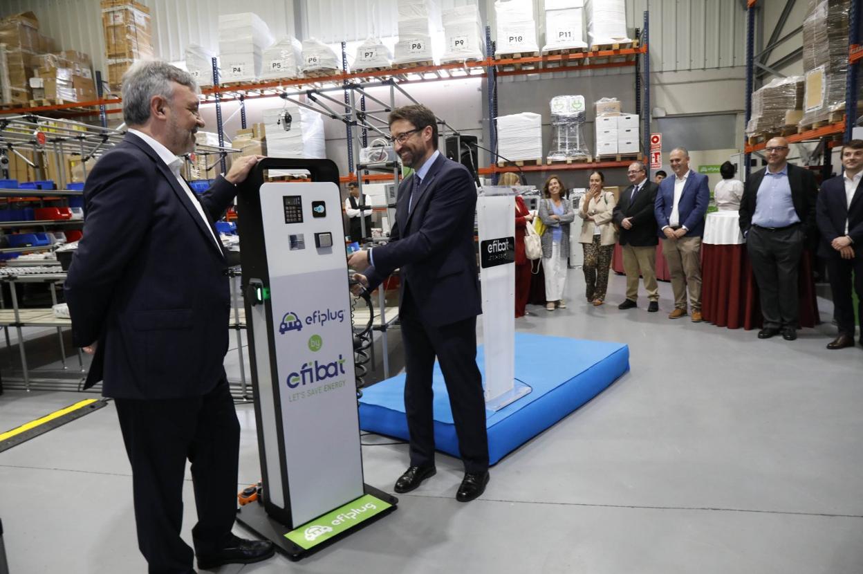 El consejero prueba el cargador eléctrico, junto al director de la fábrica, Cipriano Fernández. 