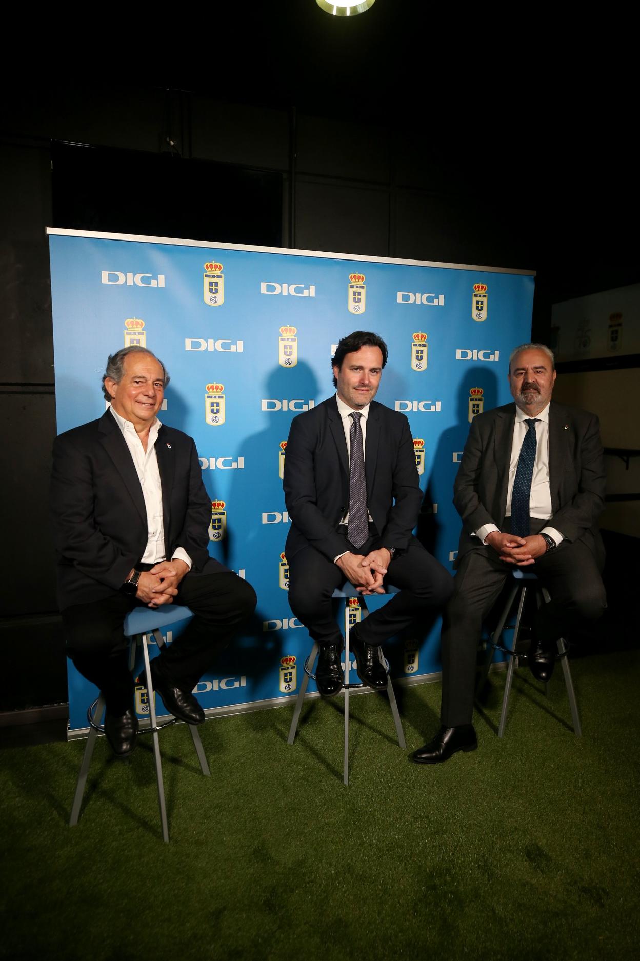 Federico González y Manuel Paredes flanquean a Ángel Álvarez. 