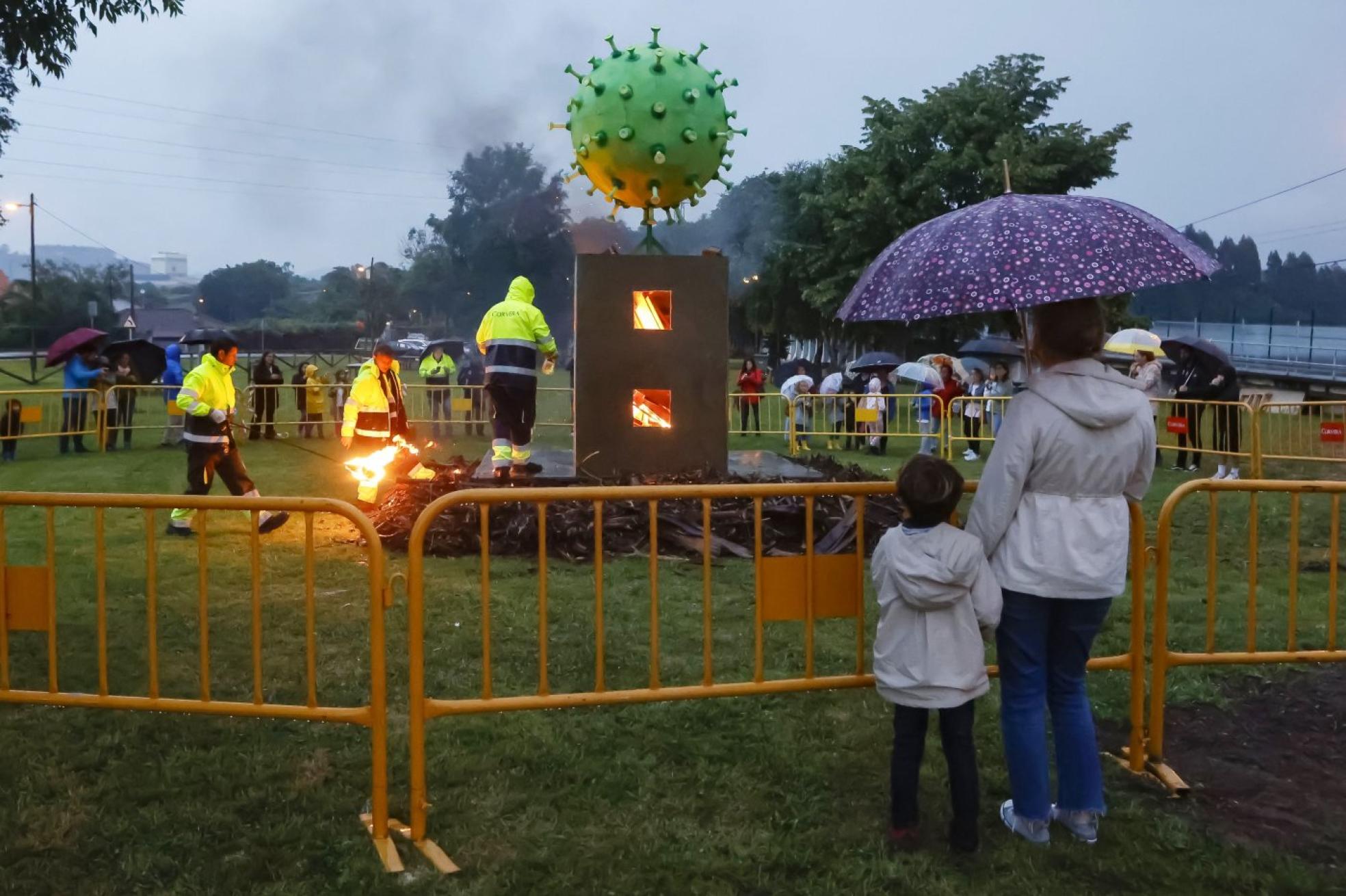 La primera hoguera se encendió puntual para quemar el coronavirus, aunque la lluvia restó afluencia. 