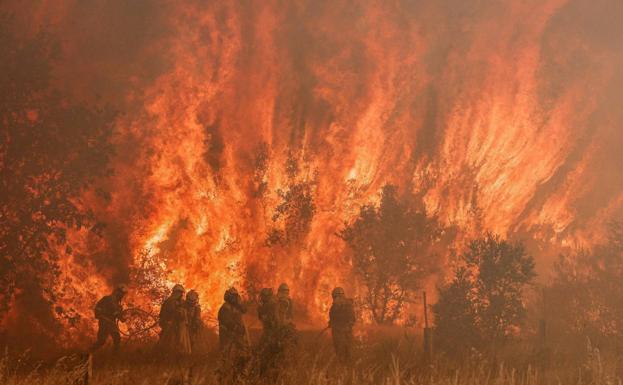 Unidades de extinción luchan contra el fuego en la Sierra de la Culebra.