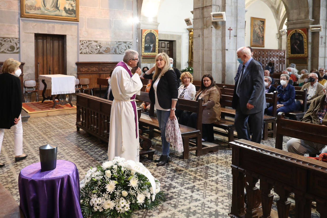 La Colegiata de Pravia ha acogido este sábado el funeral por el periodista asturiano José Luis Balbín. Hasta allí se han desplazado amigos y conocidos del que fuera presentador de 'La Clave' para darle su último adiós. 