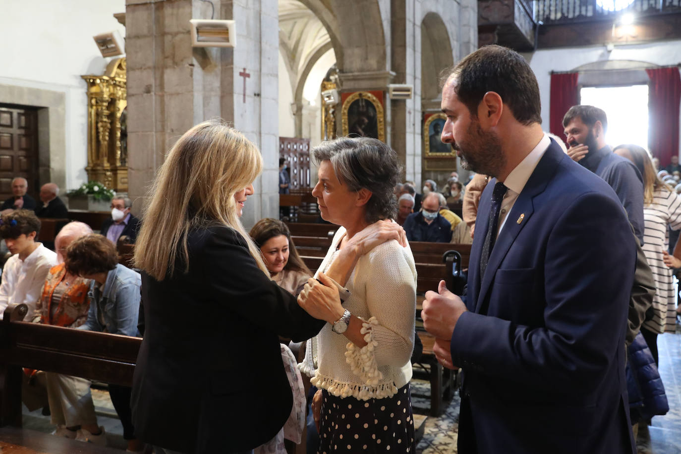 La Colegiata de Pravia ha acogido este sábado el funeral por el periodista asturiano José Luis Balbín. Hasta allí se han desplazado amigos y conocidos del que fuera presentador de 'La Clave' para darle su último adiós. 