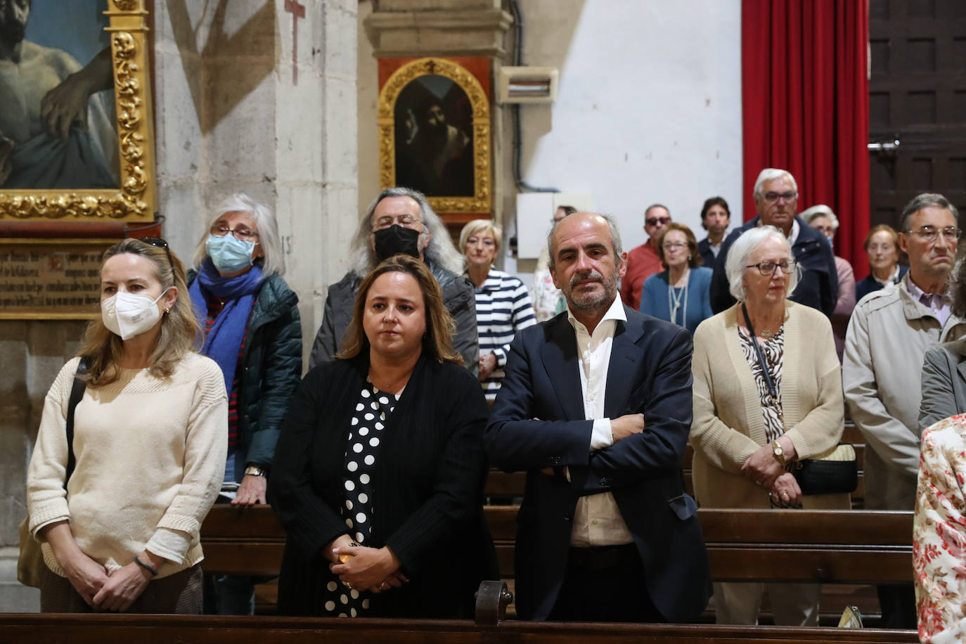 La Colegiata de Pravia ha acogido este sábado el funeral por el periodista asturiano José Luis Balbín. Hasta allí se han desplazado amigos y conocidos del que fuera presentador de 'La Clave' para darle su último adiós. 