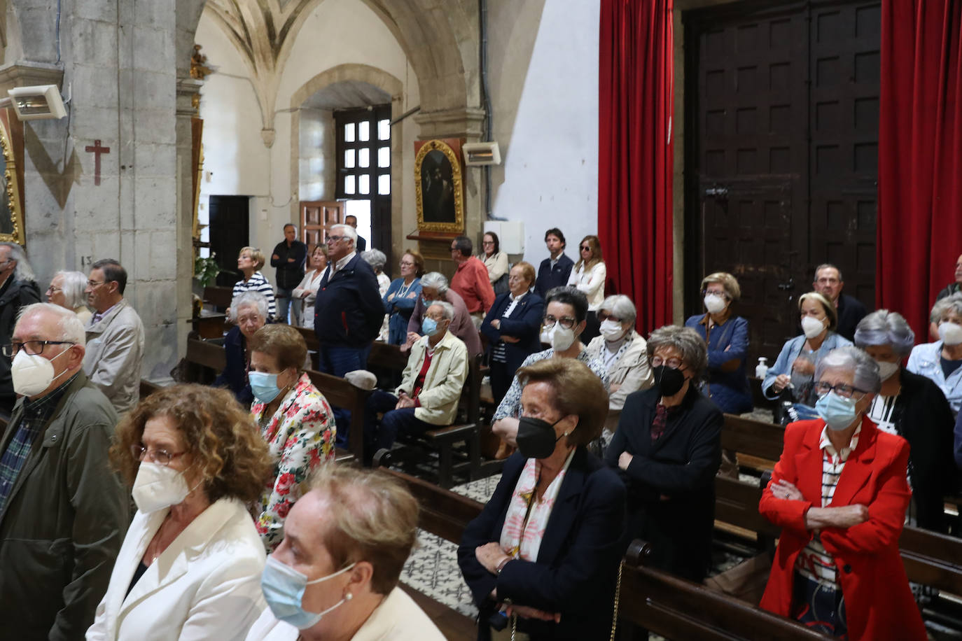 La Colegiata de Pravia ha acogido este sábado el funeral por el periodista asturiano José Luis Balbín. Hasta allí se han desplazado amigos y conocidos del que fuera presentador de 'La Clave' para darle su último adiós. 