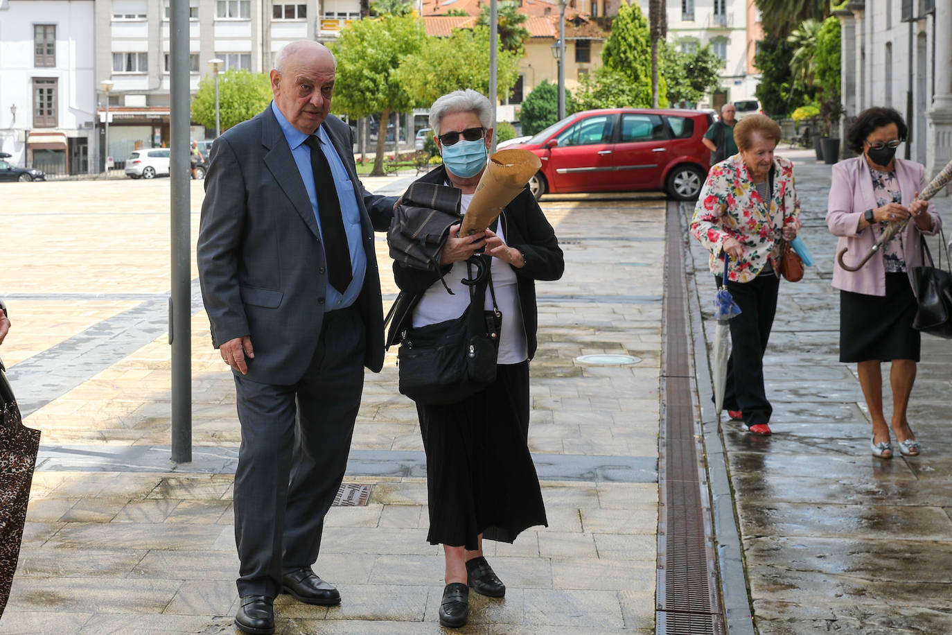 La Colegiata de Pravia ha acogido este sábado el funeral por el periodista asturiano José Luis Balbín. Hasta allí se han desplazado amigos y conocidos del que fuera presentador de 'La Clave' para darle su último adiós. 