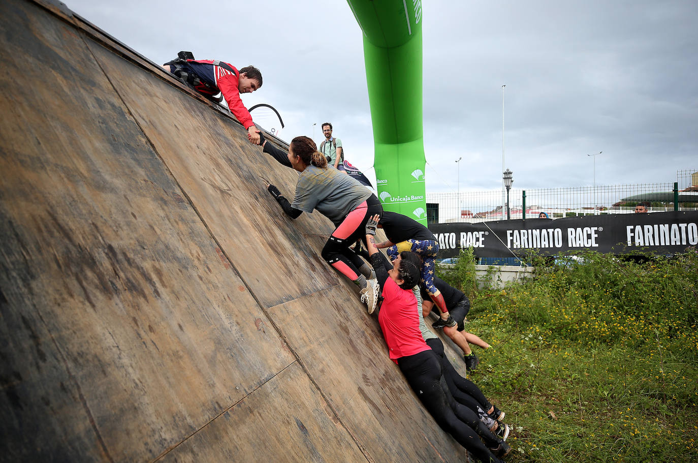 La Farinato Race ha calentado motores en el monte Naranco con una jornada dedicada a los niños y sus familias. La competición arrancó a media tarde con las pruebas para un centenar de corredores divididos en diferentes categorías. Los jóvenes (mayores de trece años), en familia, donde al menos uno de sus miembros tenía que ser mayor de edad; y el grupo de iniciación, donde no existen límites de edad y participaron para probar la experiencia.