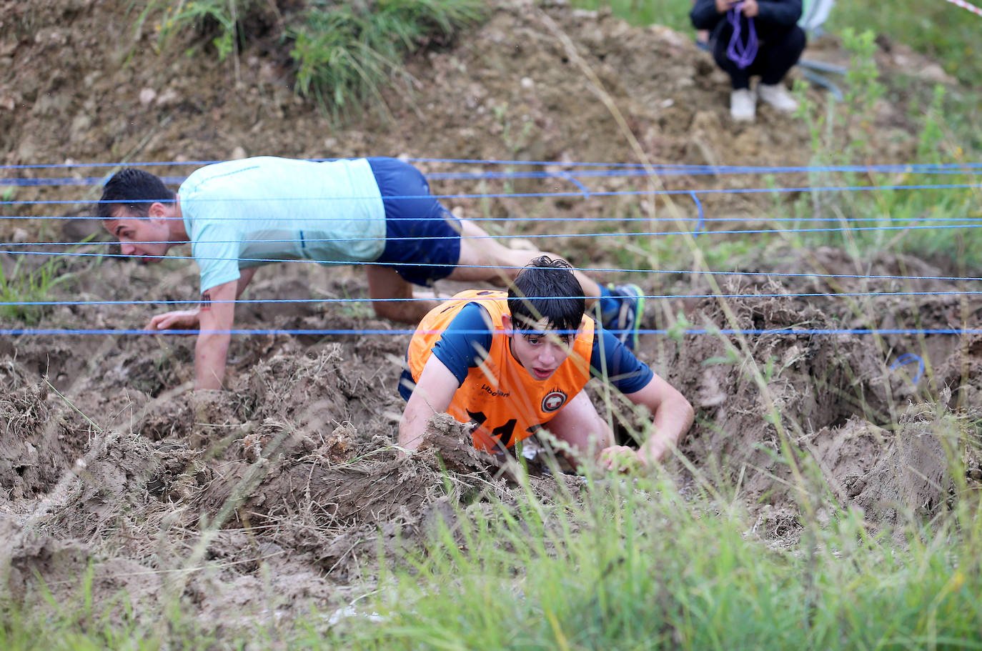 La Farinato Race ha calentado motores en el monte Naranco con una jornada dedicada a los niños y sus familias. La competición arrancó a media tarde con las pruebas para un centenar de corredores divididos en diferentes categorías. Los jóvenes (mayores de trece años), en familia, donde al menos uno de sus miembros tenía que ser mayor de edad; y el grupo de iniciación, donde no existen límites de edad y participaron para probar la experiencia.