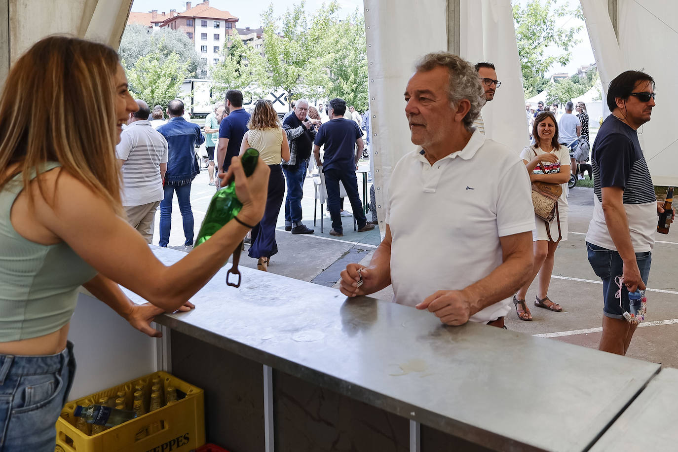 Los barrios de Viesques y de Maero lucen sus mejores galas para celebrar sus fiestas. Una paellada gigante y el reparto de bollos, respectivamente, han amenizado la jornada. 