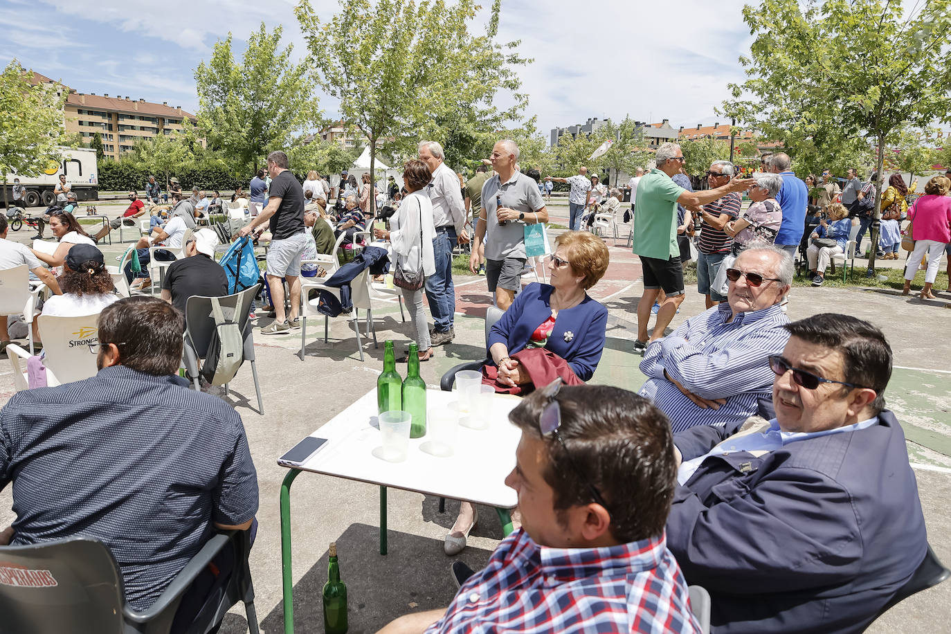 Los barrios de Viesques y de Maero lucen sus mejores galas para celebrar sus fiestas. Una paellada gigante y el reparto de bollos, respectivamente, han amenizado la jornada. 