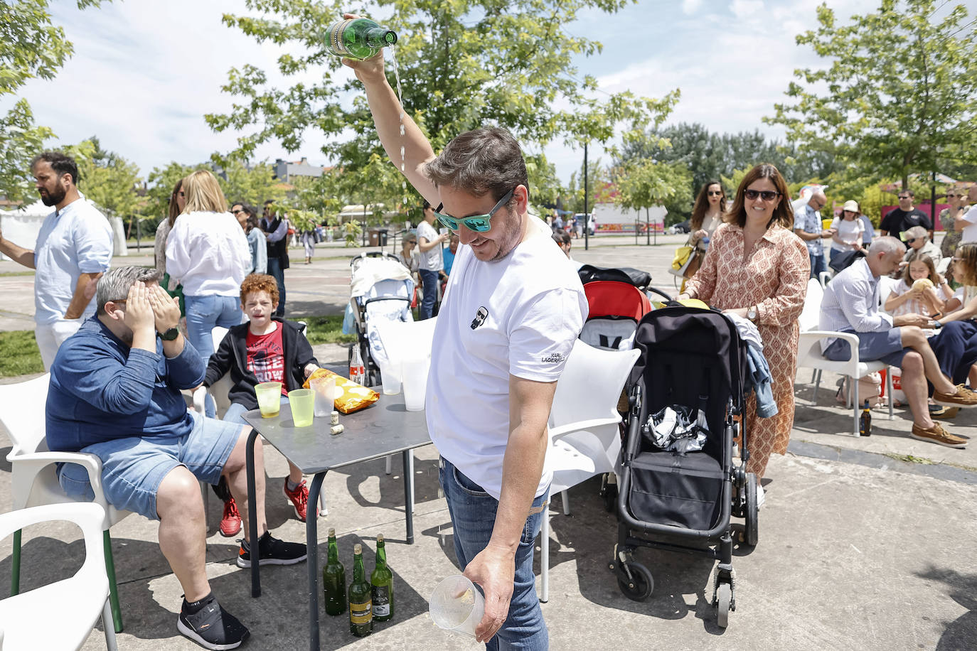 Los barrios de Viesques y de Maero lucen sus mejores galas para celebrar sus fiestas. Una paellada gigante y el reparto de bollos, respectivamente, han amenizado la jornada. 