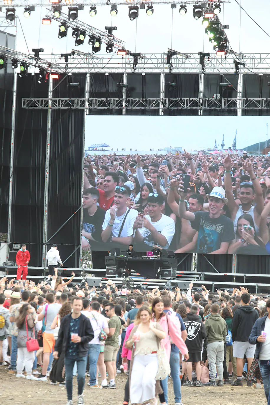 El Reggaeton Beach Festival encaró el domingo la recta final en en entorno del Niemeyer después de un exitoso sábado festivalero. El broche de oro llegó con un cartel con grandes nombres dentro de la música: Jhay Cortez, El Alfa, Justin Quiles, Nio García, Ñengo Flow, Mora, Juan Magán, Álvaro Díaz, Atomic, Aina Da Silva, Víctor Magan, Cosmik y Sak Luke. 