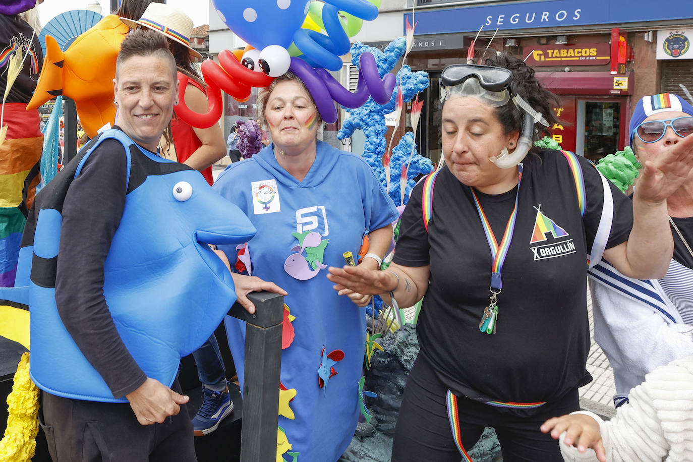 ¡En Asturies cabemos toes!» es el lema elegido este año para la celebración del Orgullo. Fiel reflejo de ello fue la manifestación que recorrió las calles de Gijón y en la que cientos de personas –800 según la organización– se unieron bajo la bandera arcoiris para «tomar la calle con nuestros colores, nuestras vidas, nuestros cuerpos y nuestras voces», porque «el Orgullo nos une, nos hace más fuertes y nos ayuda a seguir». 