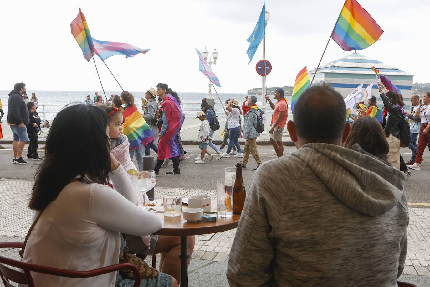 ¡En Asturies cabemos toes!» es el lema elegido este año para la celebración del Orgullo. Fiel reflejo de ello fue la manifestación que recorrió las calles de Gijón y en la que cientos de personas –800 según la organización– se unieron bajo la bandera arcoiris para «tomar la calle con nuestros colores, nuestras vidas, nuestros cuerpos y nuestras voces», porque «el Orgullo nos une, nos hace más fuertes y nos ayuda a seguir». 