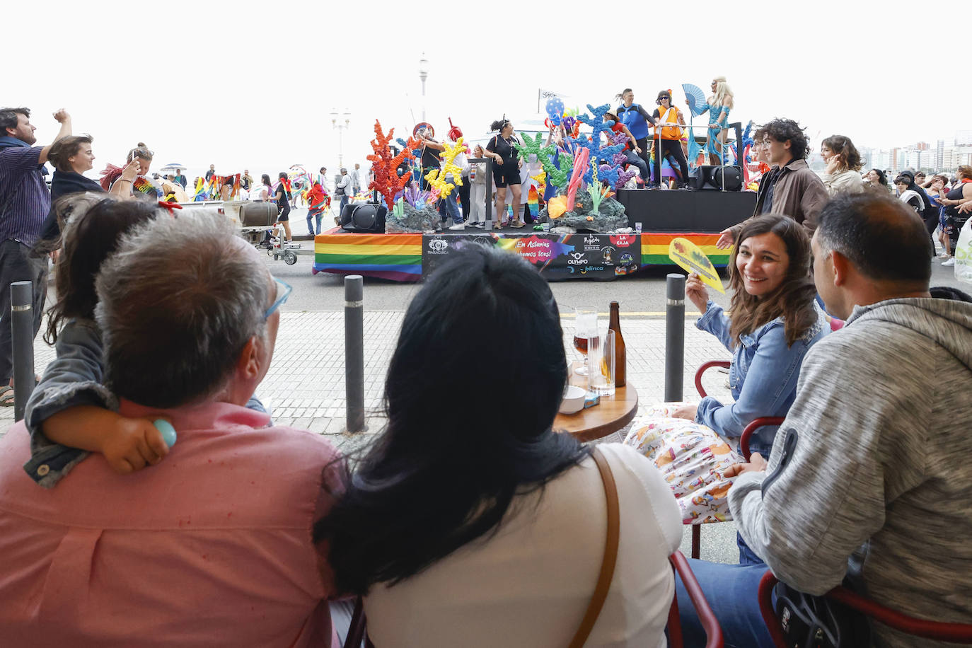 ¡En Asturies cabemos toes!» es el lema elegido este año para la celebración del Orgullo. Fiel reflejo de ello fue la manifestación que recorrió las calles de Gijón y en la que cientos de personas –800 según la organización– se unieron bajo la bandera arcoiris para «tomar la calle con nuestros colores, nuestras vidas, nuestros cuerpos y nuestras voces», porque «el Orgullo nos une, nos hace más fuertes y nos ayuda a seguir». 