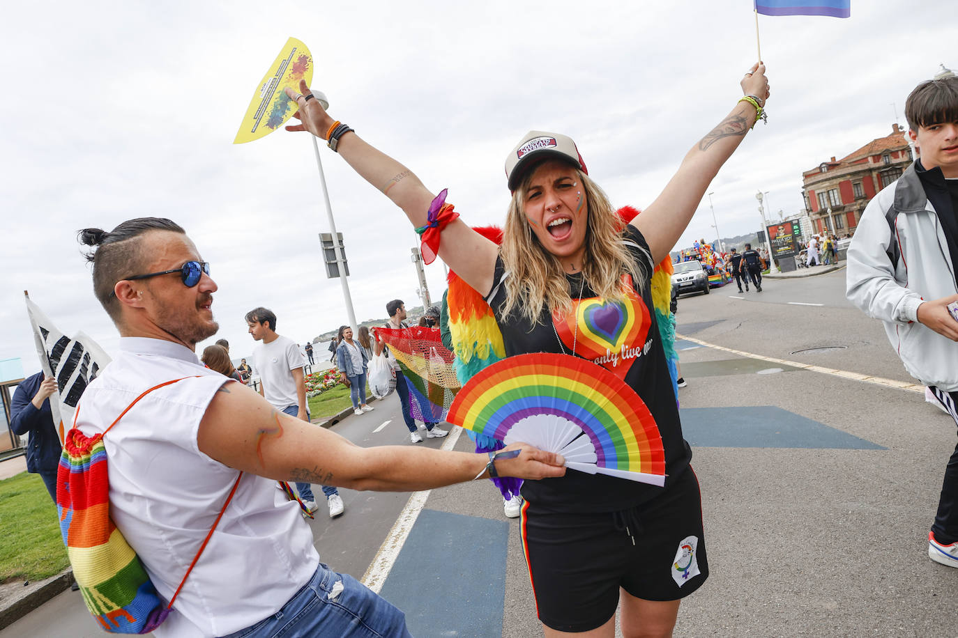 ¡En Asturies cabemos toes!» es el lema elegido este año para la celebración del Orgullo. Fiel reflejo de ello fue la manifestación que recorrió las calles de Gijón y en la que cientos de personas –800 según la organización– se unieron bajo la bandera arcoiris para «tomar la calle con nuestros colores, nuestras vidas, nuestros cuerpos y nuestras voces», porque «el Orgullo nos une, nos hace más fuertes y nos ayuda a seguir». 