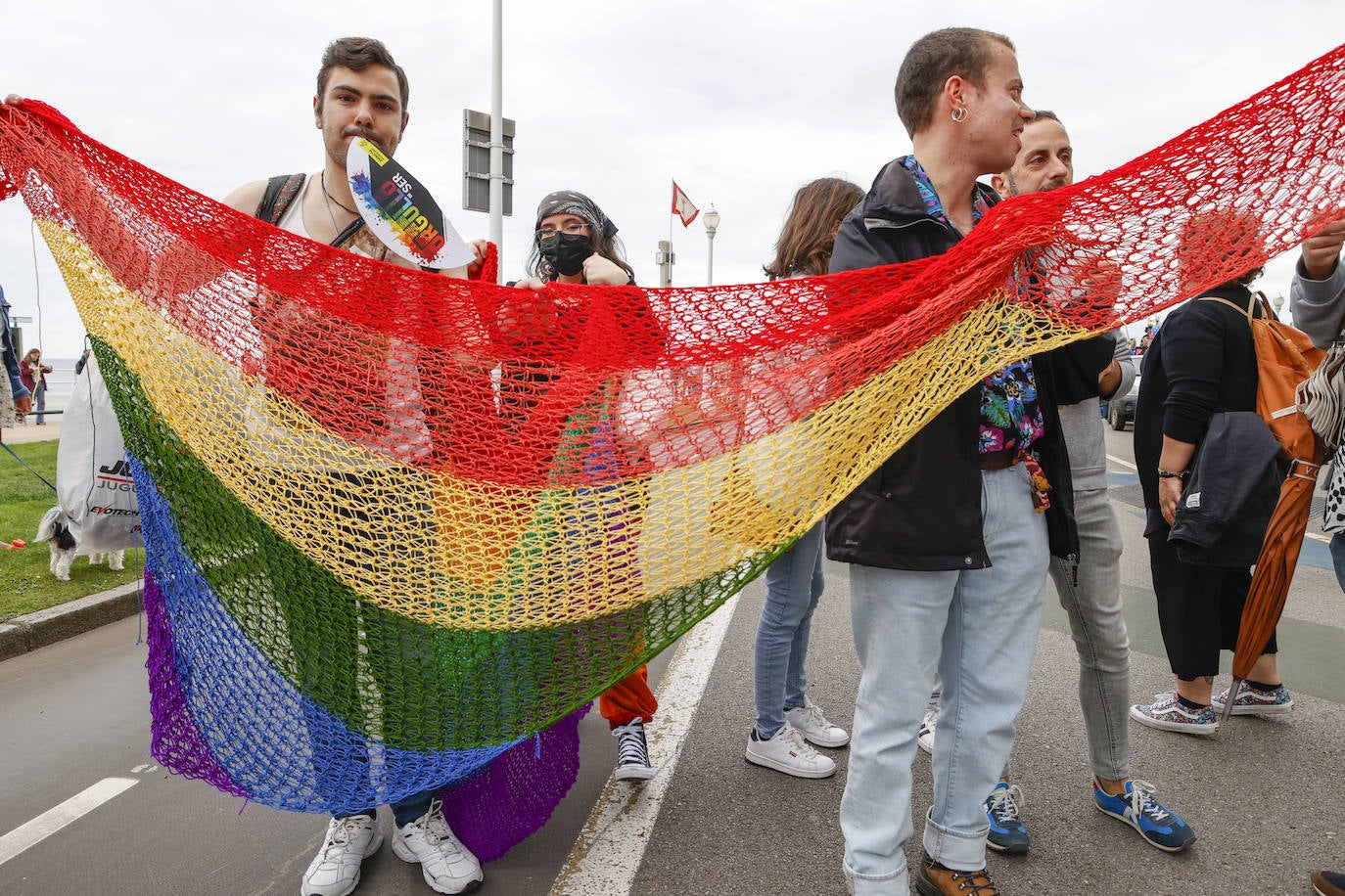 ¡En Asturies cabemos toes!» es el lema elegido este año para la celebración del Orgullo. Fiel reflejo de ello fue la manifestación que recorrió las calles de Gijón y en la que cientos de personas –800 según la organización– se unieron bajo la bandera arcoiris para «tomar la calle con nuestros colores, nuestras vidas, nuestros cuerpos y nuestras voces», porque «el Orgullo nos une, nos hace más fuertes y nos ayuda a seguir». 