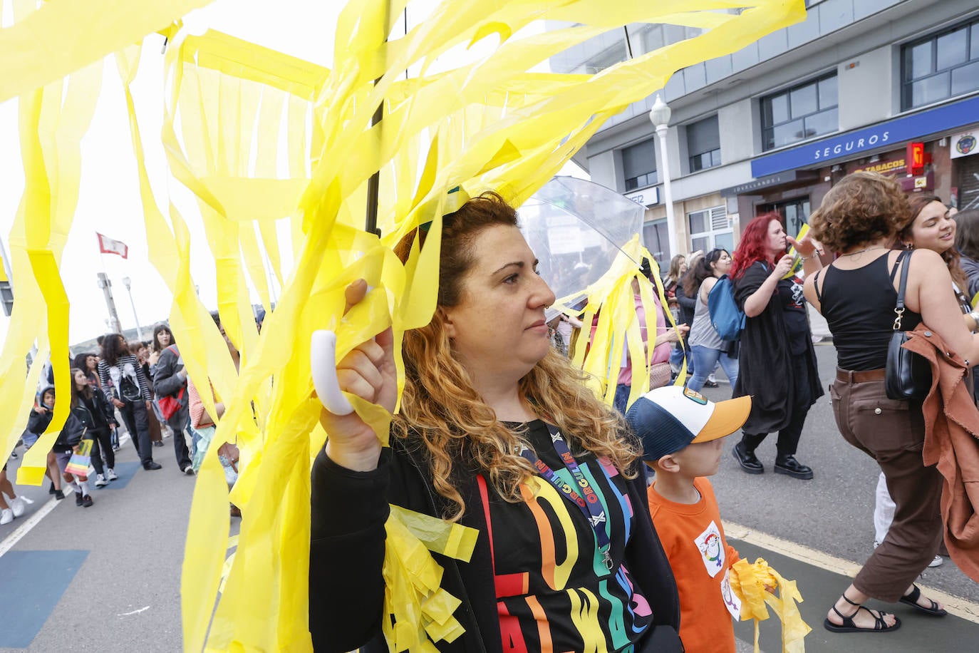 ¡En Asturies cabemos toes!» es el lema elegido este año para la celebración del Orgullo. Fiel reflejo de ello fue la manifestación que recorrió las calles de Gijón y en la que cientos de personas –800 según la organización– se unieron bajo la bandera arcoiris para «tomar la calle con nuestros colores, nuestras vidas, nuestros cuerpos y nuestras voces», porque «el Orgullo nos une, nos hace más fuertes y nos ayuda a seguir». 