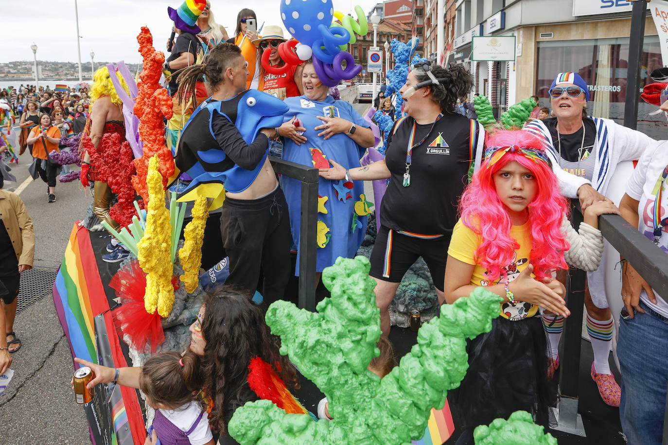 ¡En Asturies cabemos toes!» es el lema elegido este año para la celebración del Orgullo. Fiel reflejo de ello fue la manifestación que recorrió las calles de Gijón y en la que cientos de personas –800 según la organización– se unieron bajo la bandera arcoiris para «tomar la calle con nuestros colores, nuestras vidas, nuestros cuerpos y nuestras voces», porque «el Orgullo nos une, nos hace más fuertes y nos ayuda a seguir». 