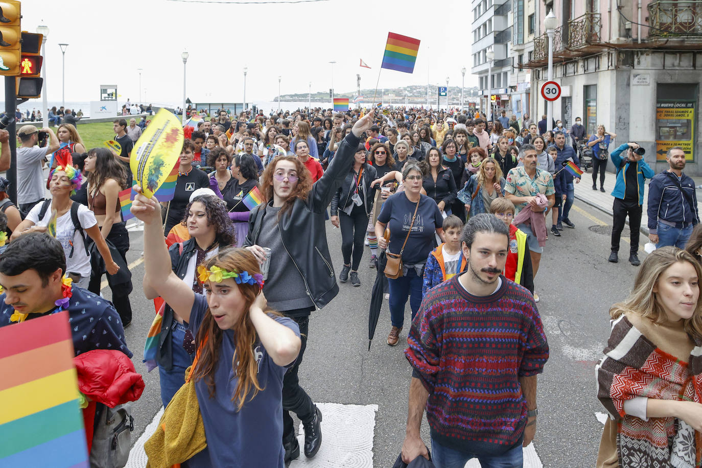 ¡En Asturies cabemos toes!» es el lema elegido este año para la celebración del Orgullo. Fiel reflejo de ello fue la manifestación que recorrió las calles de Gijón y en la que cientos de personas –800 según la organización– se unieron bajo la bandera arcoiris para «tomar la calle con nuestros colores, nuestras vidas, nuestros cuerpos y nuestras voces», porque «el Orgullo nos une, nos hace más fuertes y nos ayuda a seguir». 