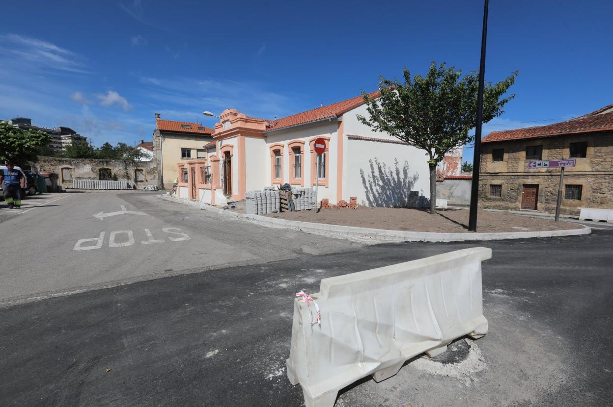 Vista general de la intesercción de la calle de El Carmen, reurbanizada, y la plaza del Alto del Vidriero, donde solo se reformaron las escuelas. 