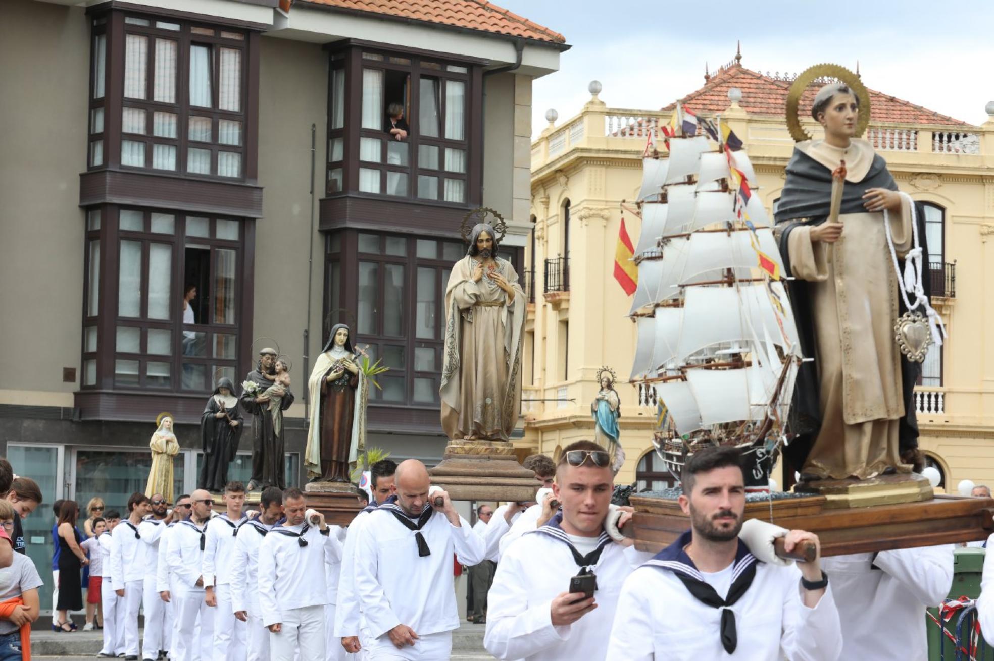 Los santos.Encabezados por San Juan Bautista, la Virgen del Carmen y San Telmo, guiaron el recorrido hasta la rula. 