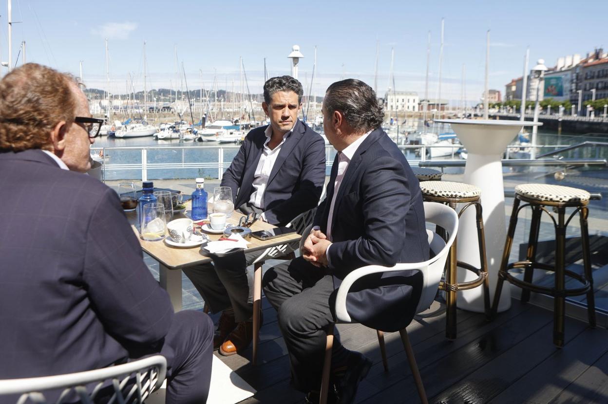 Alejandro Irarragorri, presidente del Grupo Orlegi, en el centro, con Alfonso Villalva, clave en la operación para la compra del Sporting a la derecha, y Juan Delgado, de Atrevia, a la izquierda. 