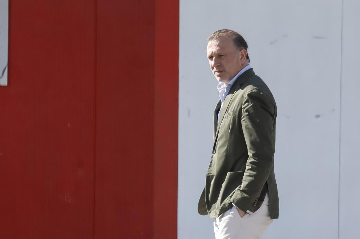 Javi Rico, observando un entrenamiento del Sporting en Mareo. 