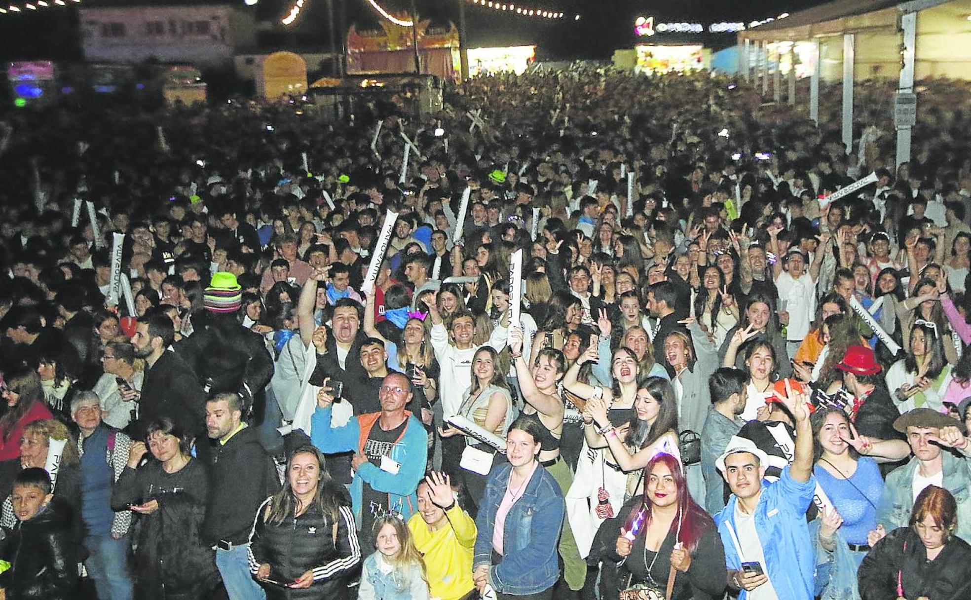 Cientos de personas disfrutando en la madrugada del jueves en las fiestas de Mareo de la mano de la mano de la orquesta Panorama. 