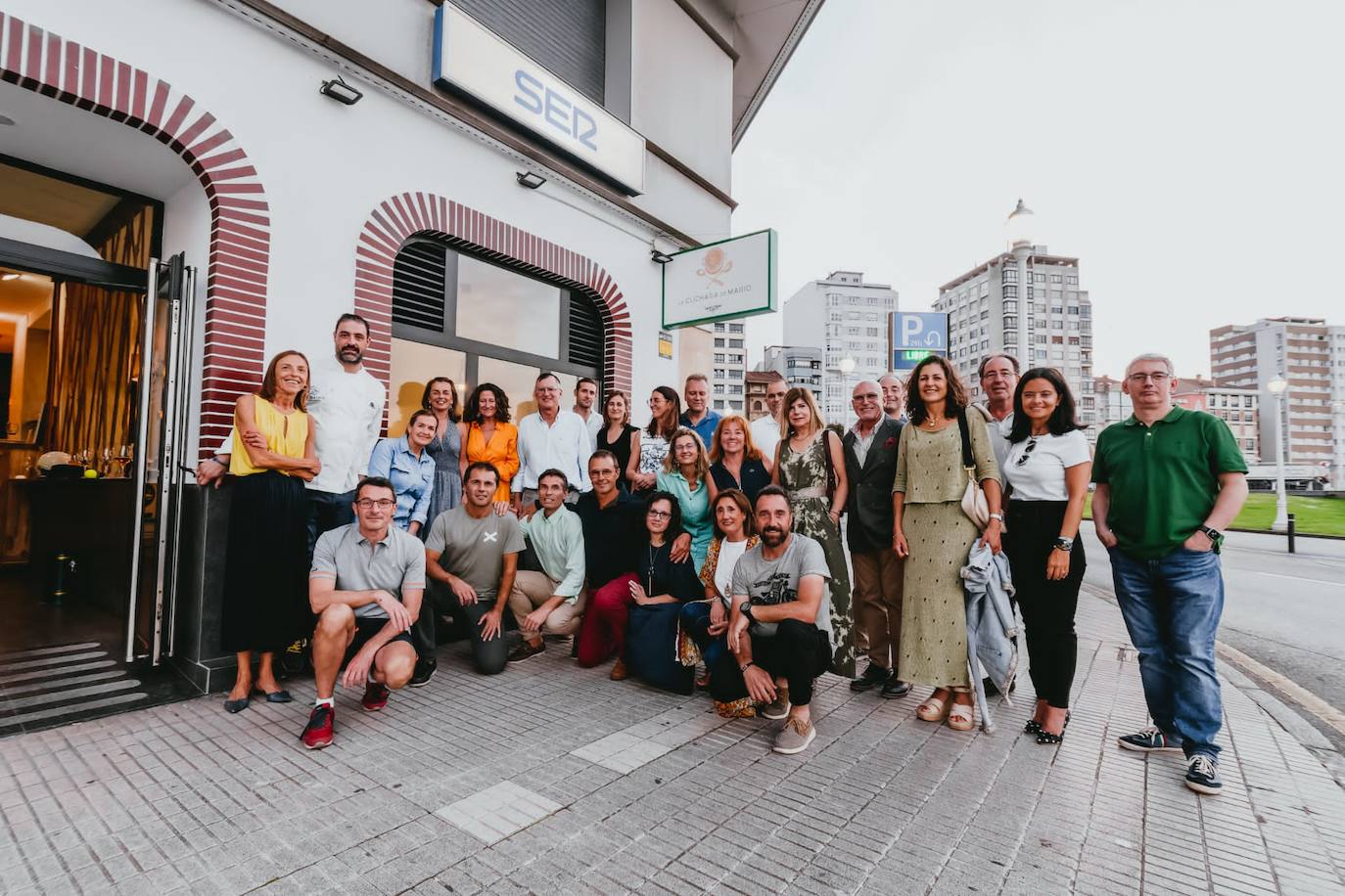 Héctor Vázquez –con pantalón rojo–, rodeado de amigos y jugadores vinculados al deporte del tenis que acudieron al vino español organizado en La Cuchara de Mario por su despedida de Gijón.