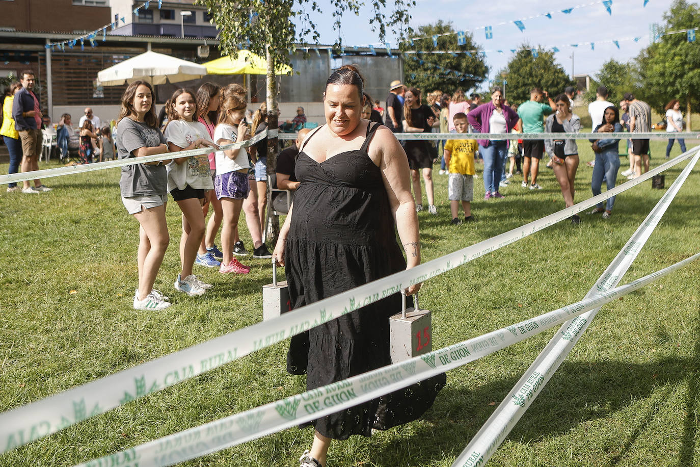 Los vecinos de Mareo, Viesques, Tremañes y Cimavilla culminan un intenso fin de semana con corderadas, deportes tradicionales y música