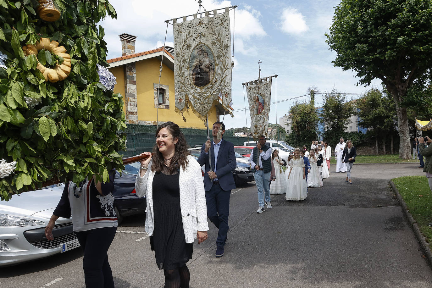 Los vecinos de Mareo, Viesques, Tremañes y Cimavilla culminan un intenso fin de semana con corderadas, deportes tradicionales y música