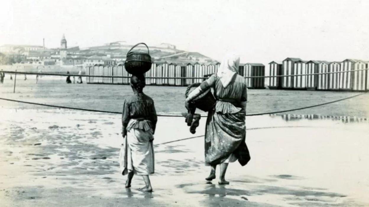 Mujeres paseando por la playa de San Lorenzo, en 1895.