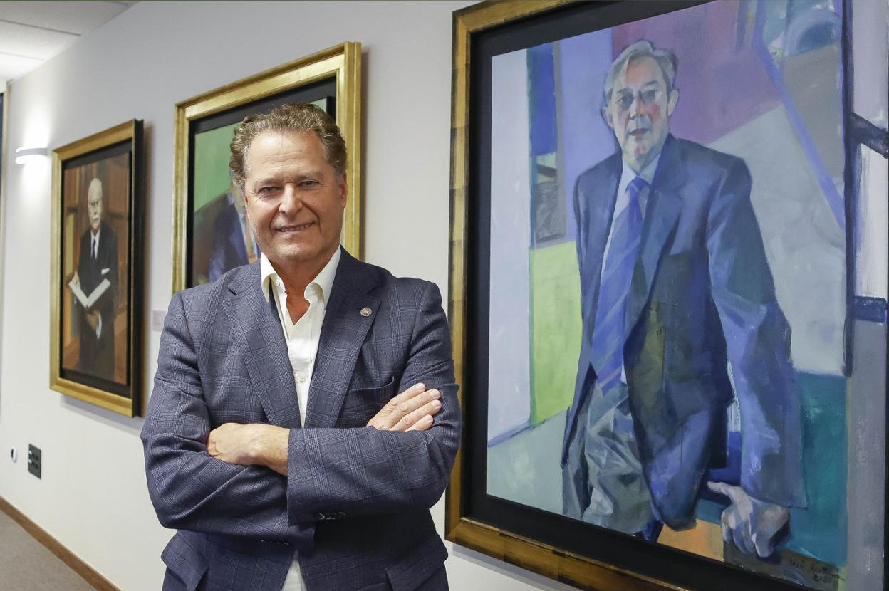 Félix Baragaño, en la sede de la Cámara de Comercio, junto a los retratos de los presidentes que le precedieron. 