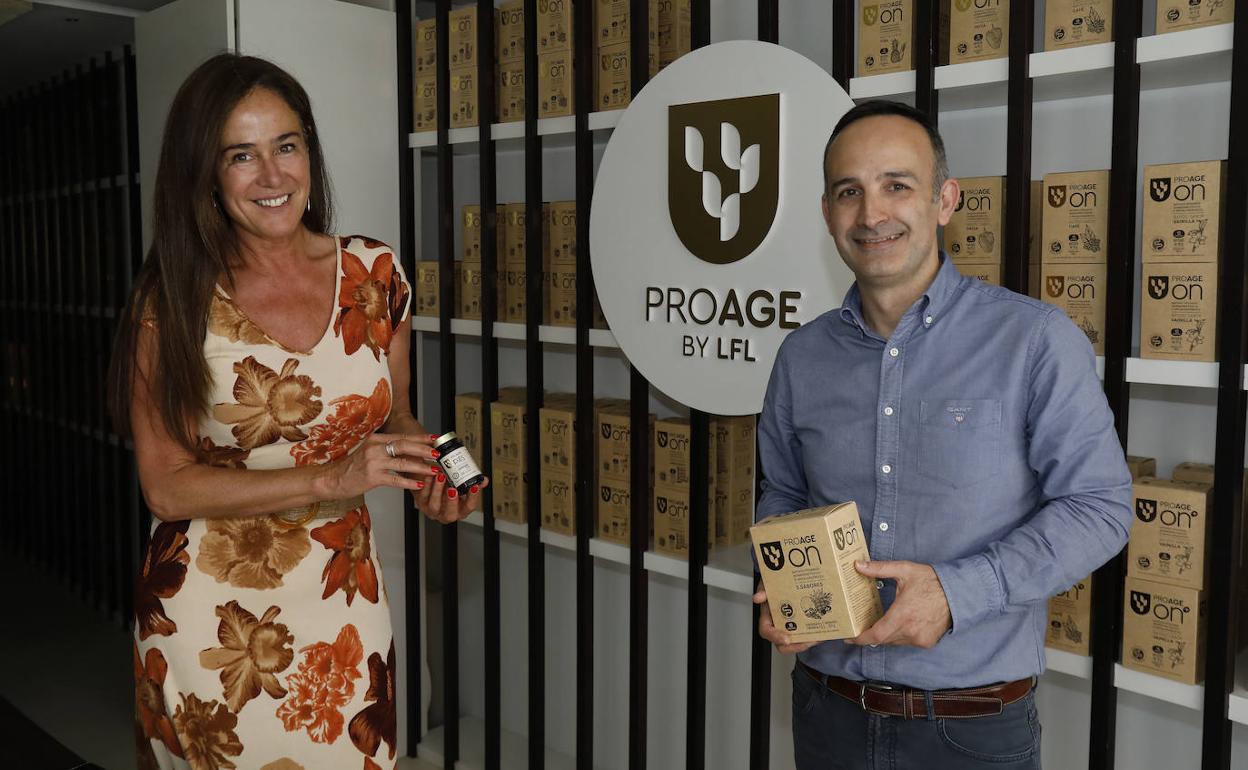 Viki Blanco y el jefe de la unidad de digestivo del Hospital Covadonga, Cristóbal de la Coba.