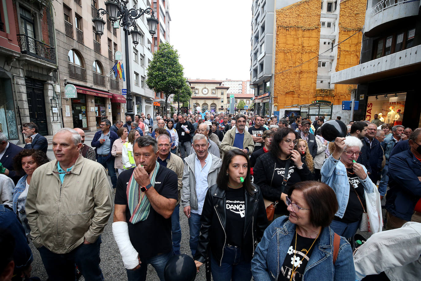 Cientos de personas han reclamado este lunes en Oviedo una solución para la plantilla de Danone en Salas, después de que la multinacional francesa haya planeado un ERE en la factoría asturiana. 