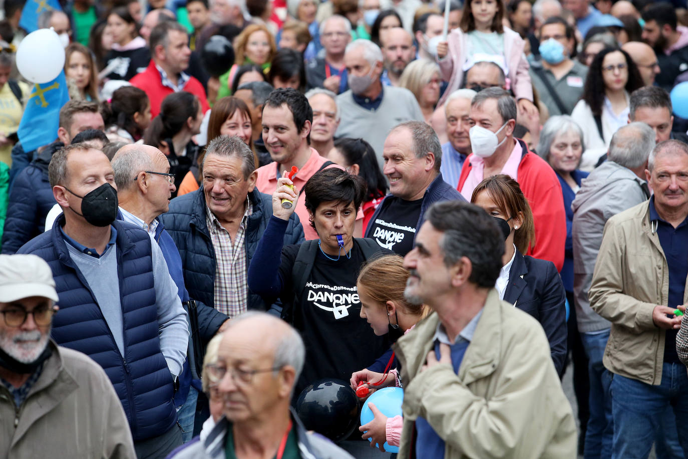 Cientos de personas han reclamado este lunes en Oviedo una solución para la plantilla de Danone en Salas, después de que la multinacional francesa haya planeado un ERE en la factoría asturiana. 