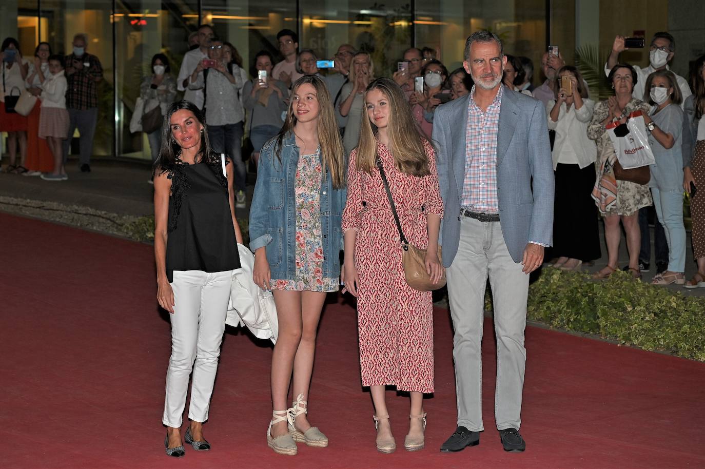 La princesa Leonor se dejó ver el pasado sábado por la tarde junto a sus padres y su hermana en los Teatros del Canal de Madrid, donde la Familia Real disfrutaba de la oferta cultural de la capital