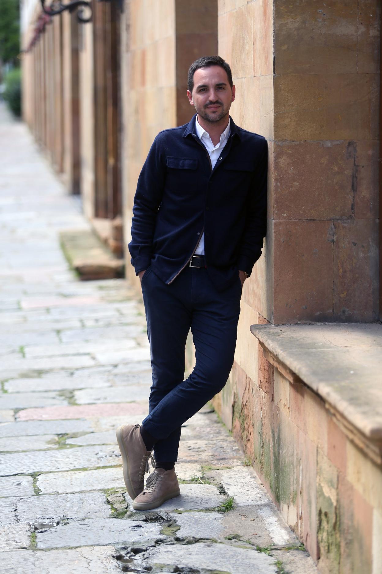 Edén Jiménez posa para EL COMERCIO en uno de los laterales del hotel de La Reconquista. 