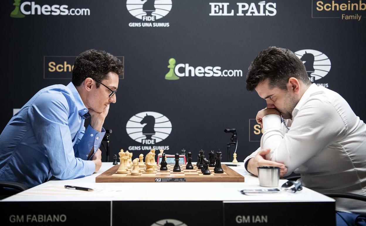 Caruana y Nepómniachtchi durante su duelo de esta tarde. 