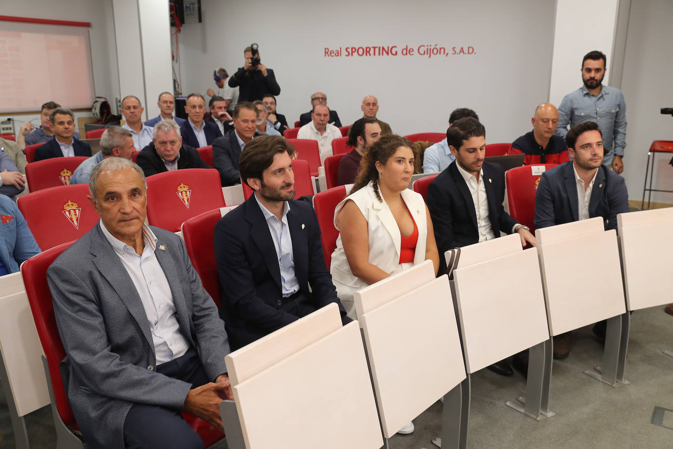 Ya es oficial: el Grupo Orlegi ha desplegado su proyecto en El Molinón. Después de un vertiginoso martes y tras formalizar la compra del club por unos 40 millones de euros en Madrid, el nuevo propietario y presidente del Sporting, Alejandro Irarragorri, se desplazaba hasta Gijón para presentar la nueva estructura del club rojiblanco.