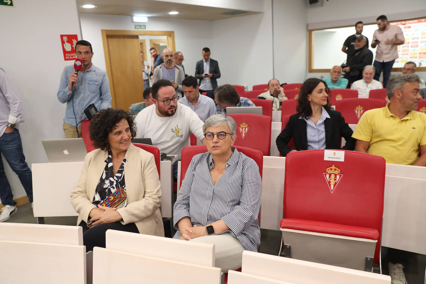 Ya es oficial: el Grupo Orlegi ha desplegado su proyecto en El Molinón. Después de un vertiginoso martes y tras formalizar la compra del club por unos 40 millones de euros en Madrid, el nuevo propietario y presidente del Sporting, Alejandro Irarragorri, se desplazaba hasta Gijón para presentar la nueva estructura del club rojiblanco.